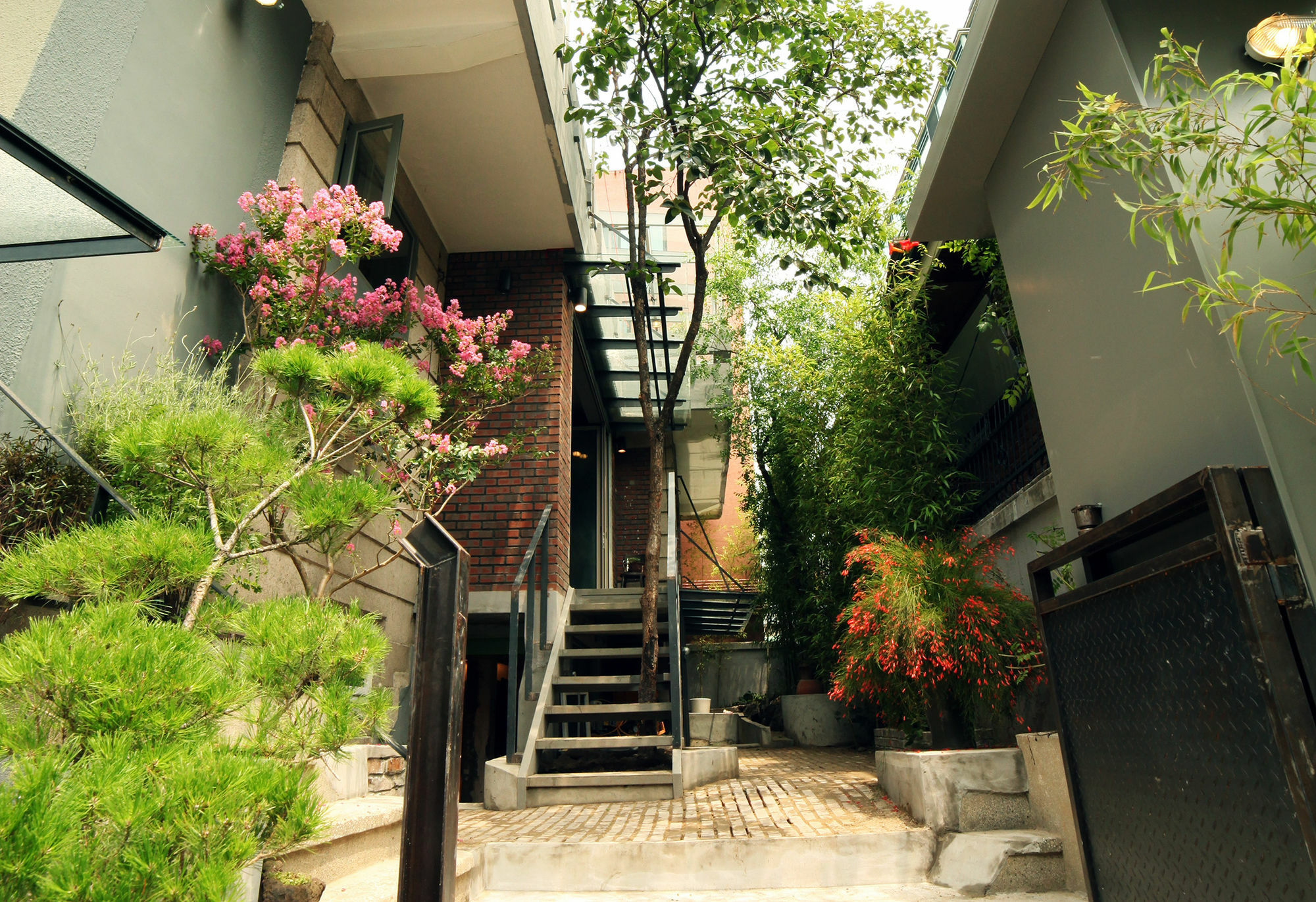 Hongdae Guesthouse Pajamaparty Seoul Exterior photo